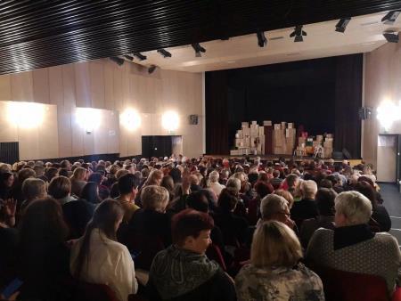 KOMEDIJA Z MOJCO FATUR DVAKRAT NAPOLNILA KETTEJEVO DVORANO 2